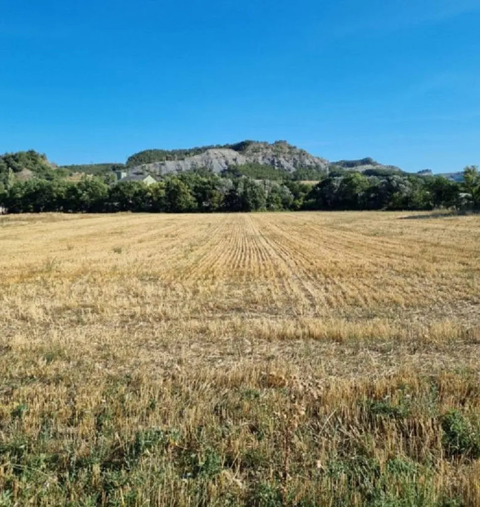 Terrain constructible situé en campagne à la vente à Peipin 04200
