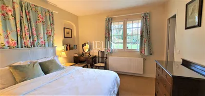 Vue sur le golf de Saint Nom la Bretèche pour cette maison avec 5 chambres