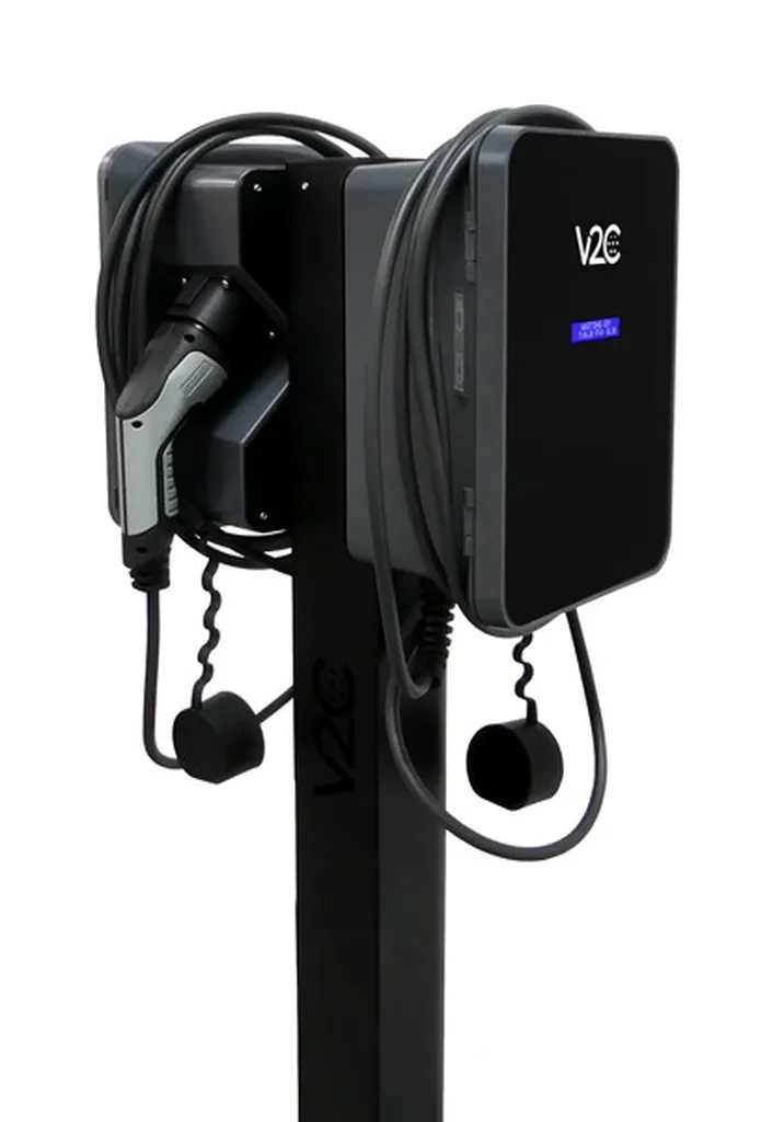 Installation de bornes doubles V2C Trydan sur pied avec cordons 5m et 10m pour parkings professionnels à Martillac.