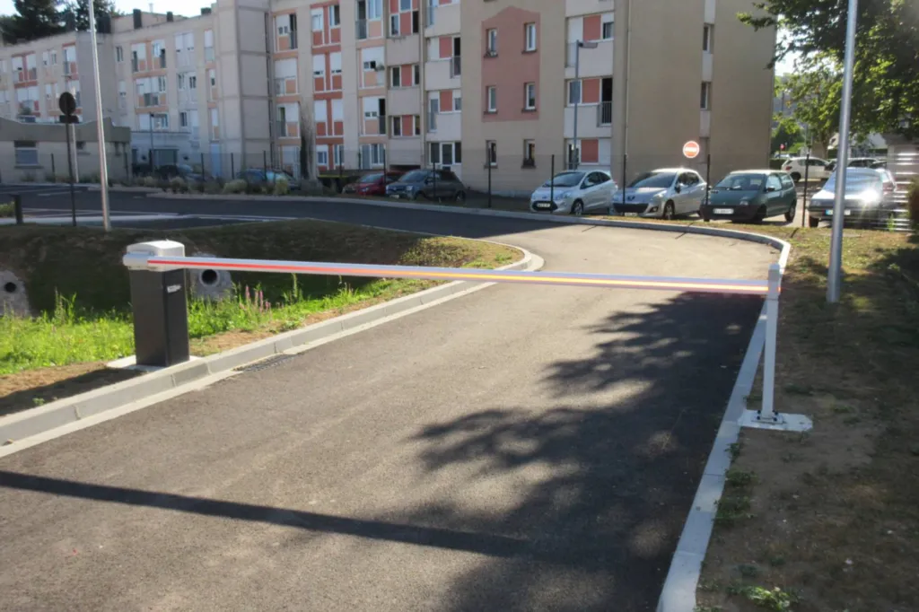 Poseur de barrière pour contrôle d'accès de site sensible en Normandie 