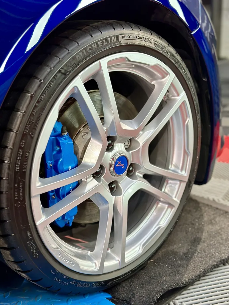 Traitement céramique chez EMB DETAILING protection carosserie spécialiste Alpine A110 sur Lyon