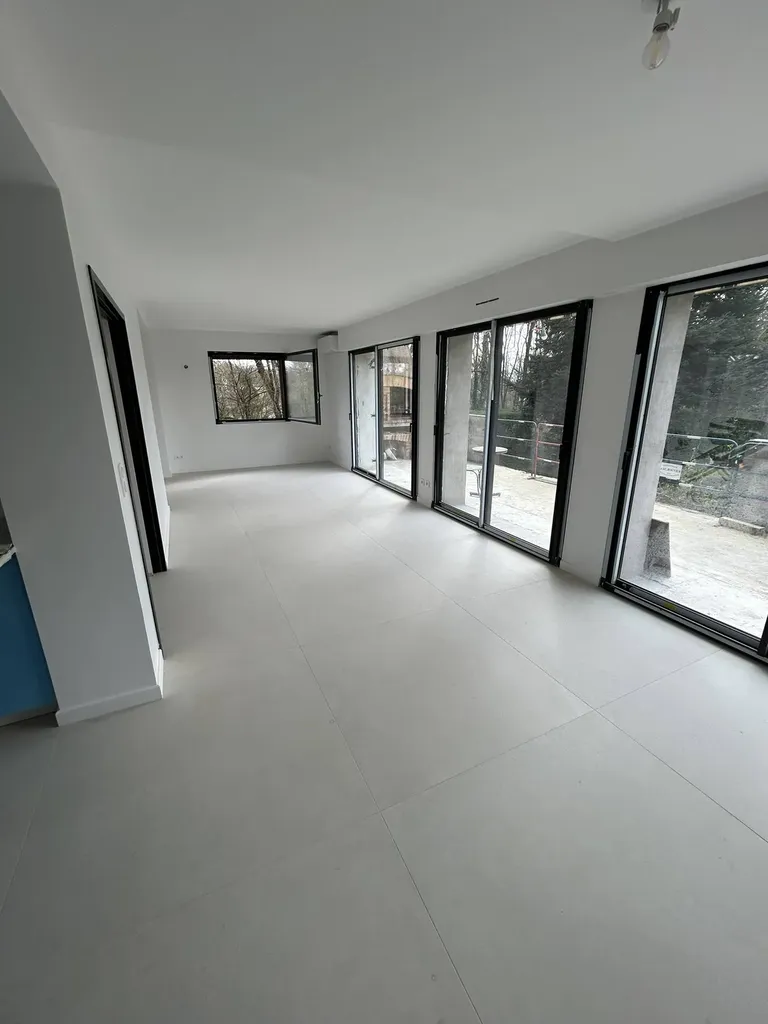 Séjour après rénovation complète avec espaces modernisés et lumineux