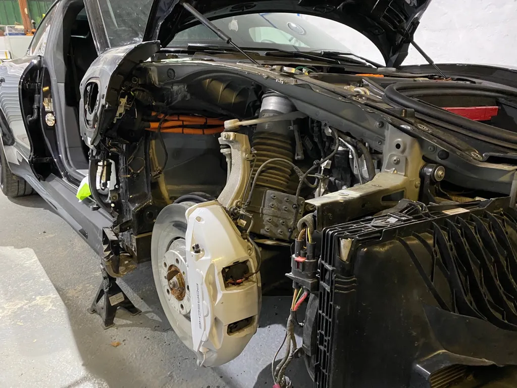Réparation carrosserie SUR Porsche Taycan à Cassis choc avant avec véhicule de prêt