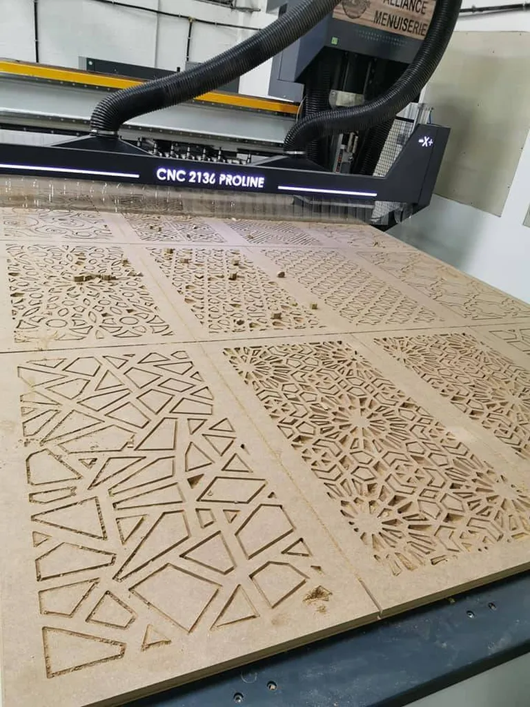 Fabrication et agencement sur-mesure de mobilier en bois massif près de Martigues