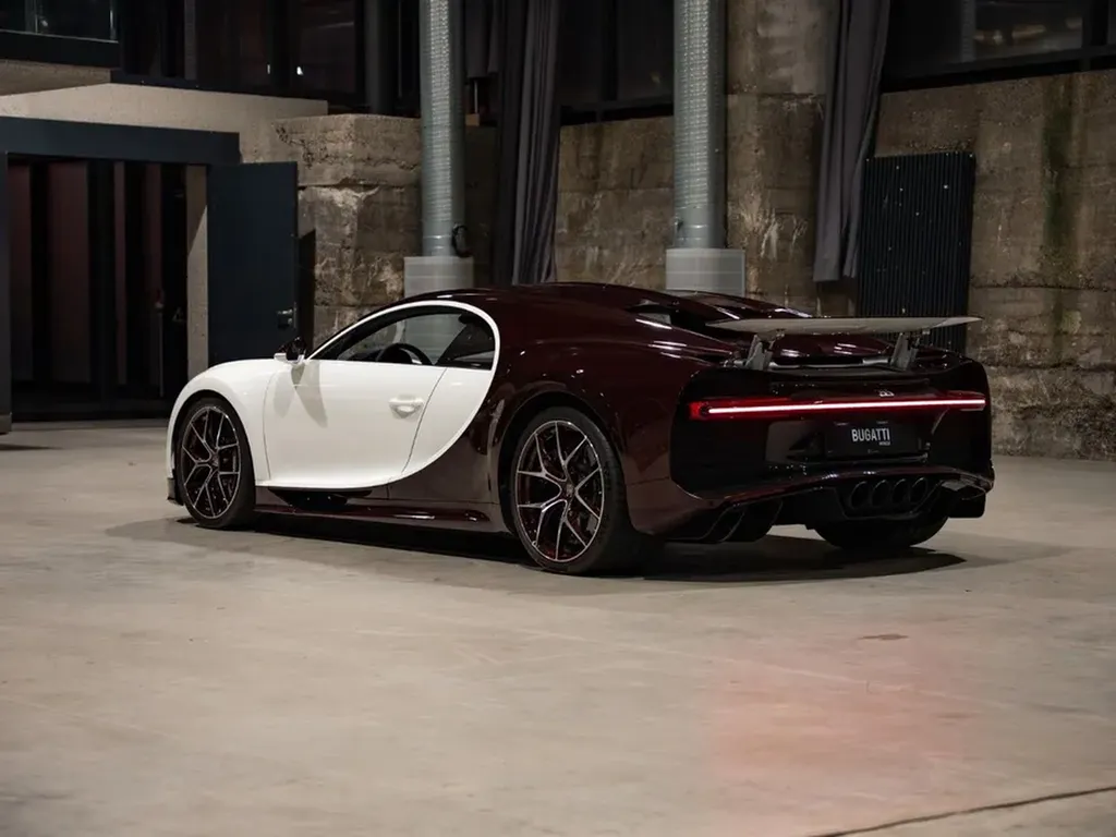 Commandes climatisation Bugatti Chiron Sport – finition carbone haut de gamme Bordeaux