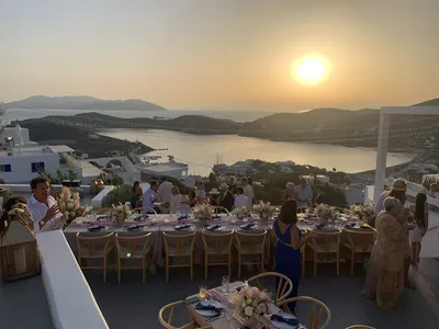 Organisez votre joli mariage symbolique sur une plage de sable fin avec une agence de wedding planner à Santorin