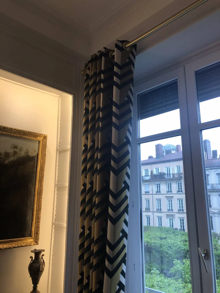 Confection de double rideaux en tête à œillets sur-mesure pour un appartement à Lyon 6