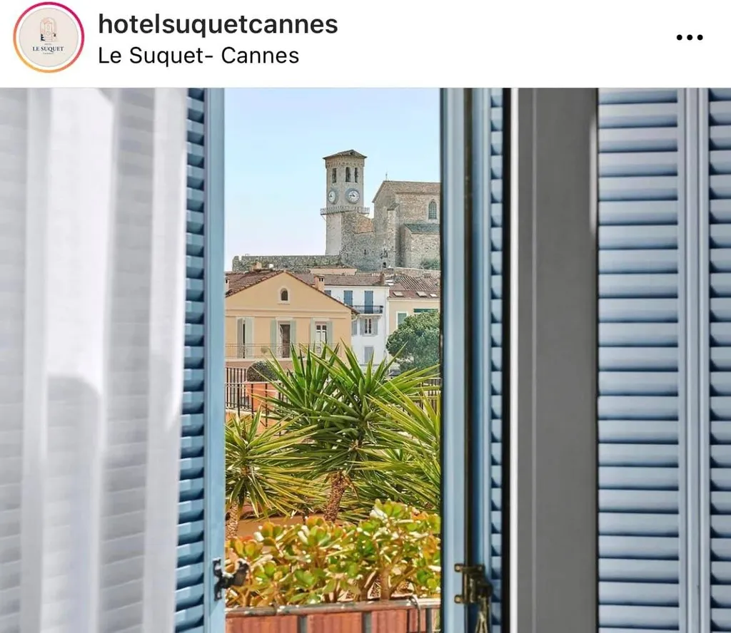 Réalisation : Hôtel Le Suquet à Cannes  Tout l’intérieur en Enduit minéral blanc TERRE DU MONDE, un enduit naturel et écologique.