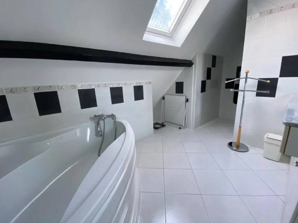 une belle salle de bains avec baignoire et douche