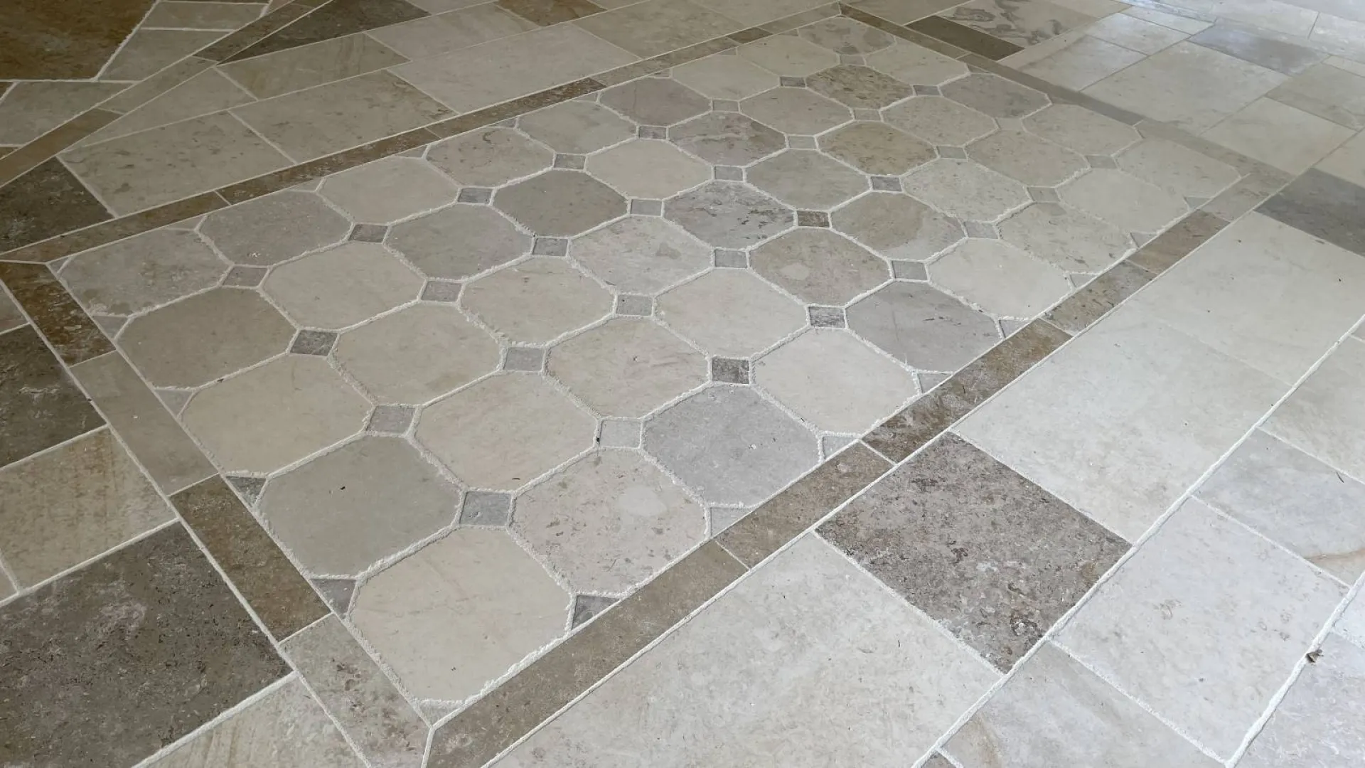 PAVÉ ANTICA © Pierre du Périgord, Dordogne pour sol et mur salle de bain, plan vasque, dallage, livraison Paris, Bordeaux, Lyon