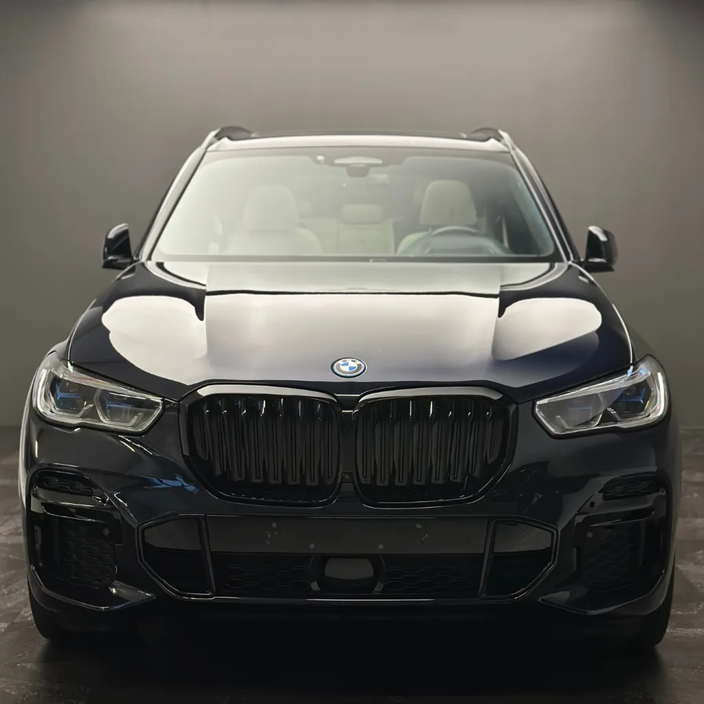 Pose d'un film de protection PPF sur un BMW X5 à notre atelier d'esthétique automobile au Mans (72)