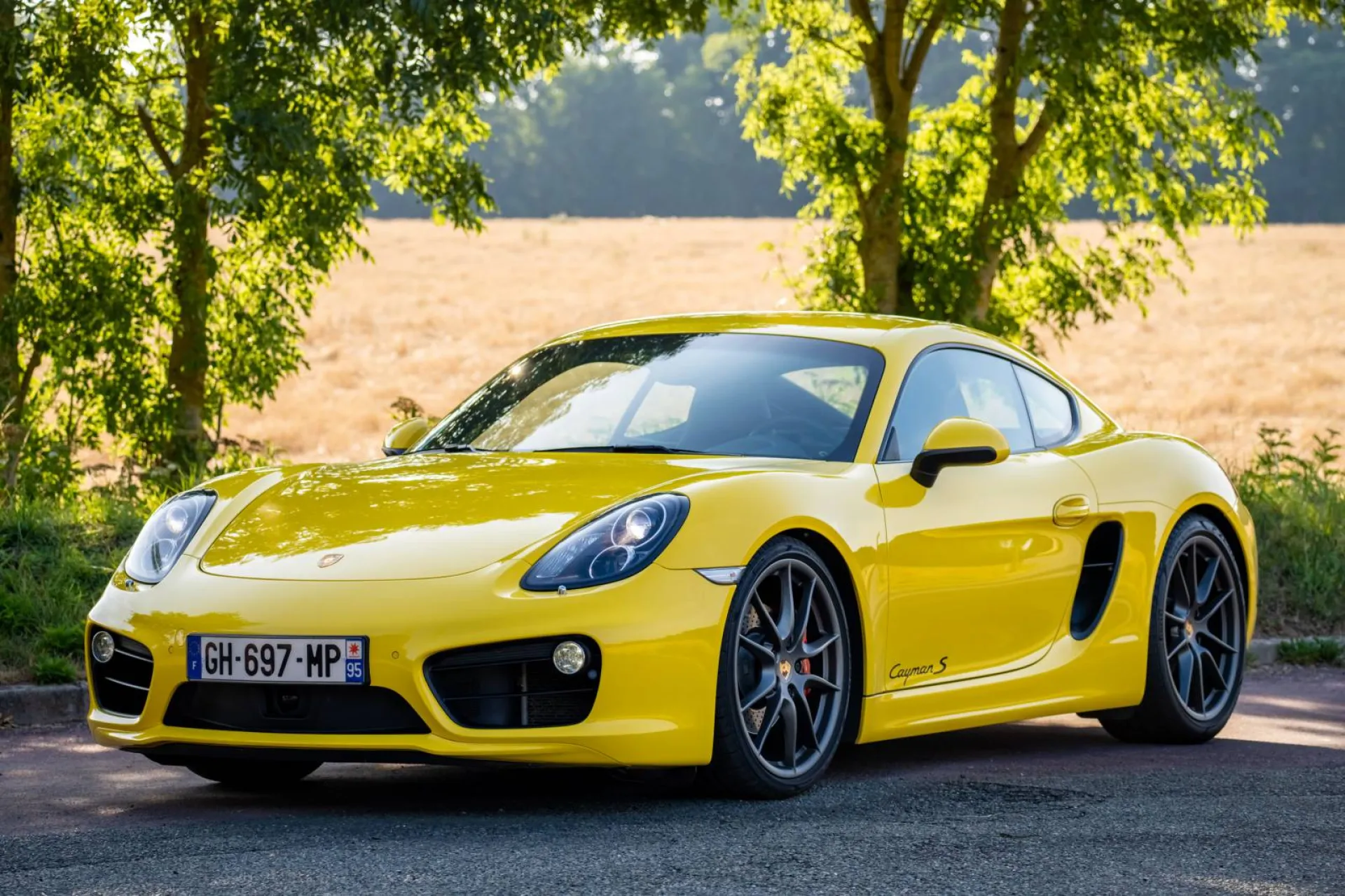 Photographe professionnel pour réaliser des photographies intérieur, extérieur de voiture de luxe Marne la Vallée dans le département de la Seine et marne