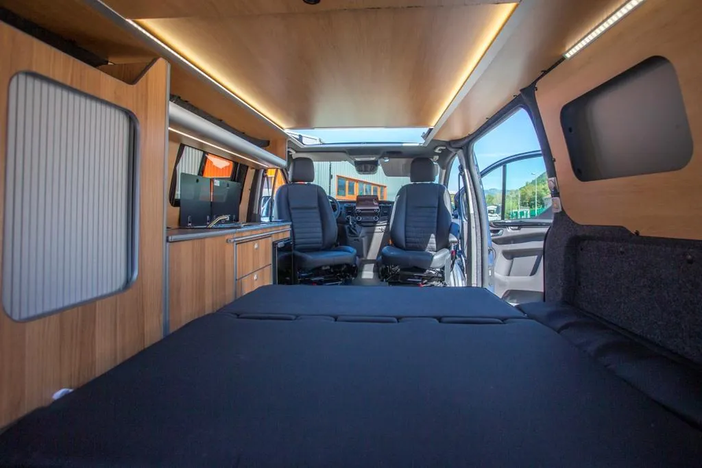 Aménagement intérieur Ford Transit Custom Long à Marseille : transformation de van familial sur-mesure dans les Bouches-du-Rhône
