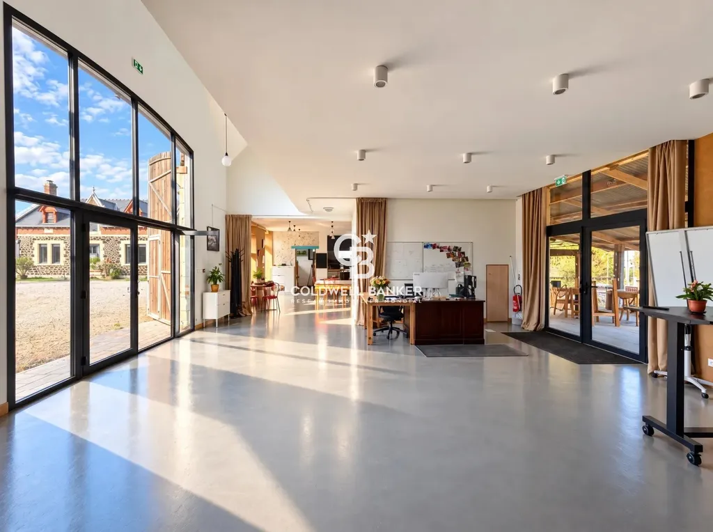 Grand espace vitré de la grange réhabilitée avec accès PMR, lieu de réception et de séminaires en Sarthe