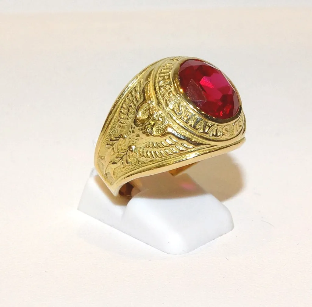 Chevalière en or et rubis de synthèse.