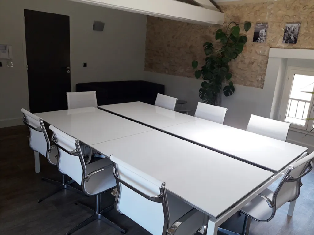 Aménagement du nouveau siège social de SAM Immobilier à Bouc-Bel-Air avec bureaux Cinétic, salle de réunion modulable et sièges résille design