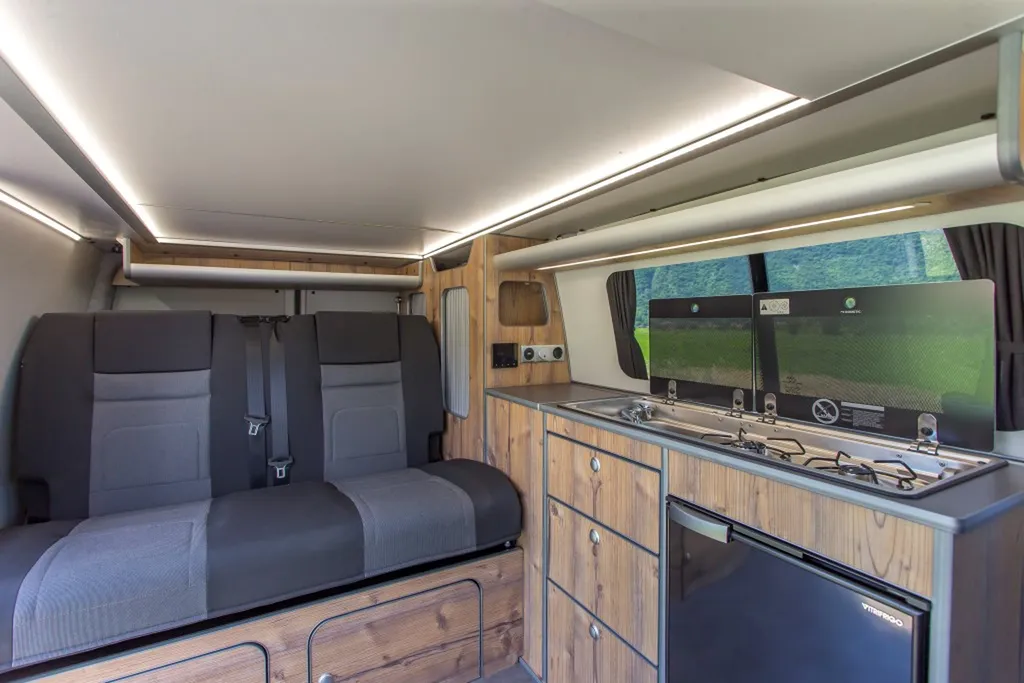 Aménagement intérieur sur-mesure VW Transporter T6 Court avec banquette Reimo et finition bois vieilli à Chambéry en Savoie