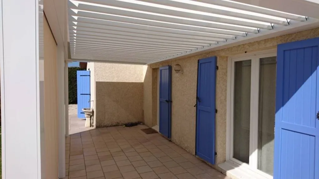 Pergola bioclimatique blanche de marque MARQUISES en aluminium posée à la CHAPELLE DE LA TOUR en isère