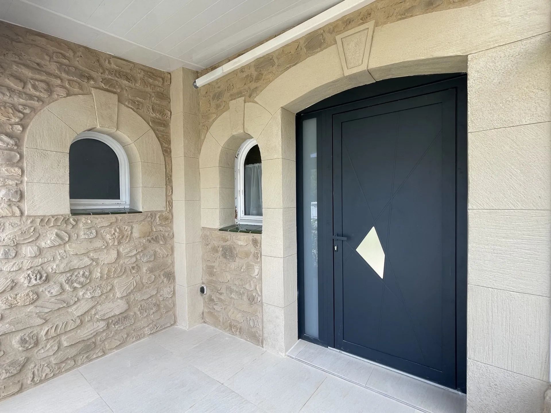 Décoration d’un porche d’entrée et d’une clôture autour d’une piscine à Rivesaltes proche de Perpignan dans les Pyrénées Orientales 