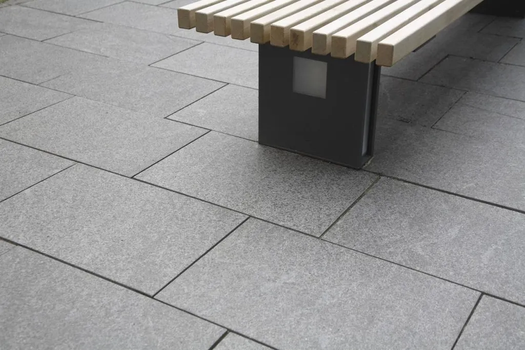 DALLAGE EXTERIEUR EN GRANIT GRIS