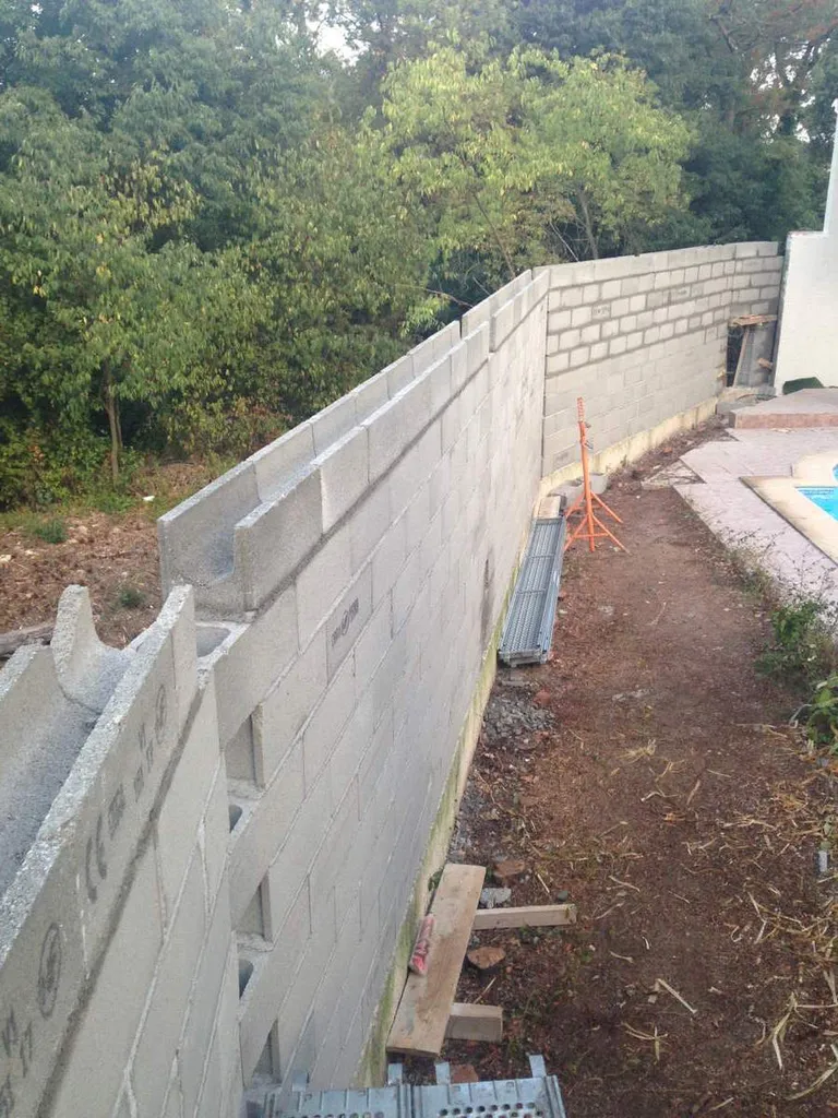 Réhausse d'un mur de clôture maçonné 13300 Salon de Provence