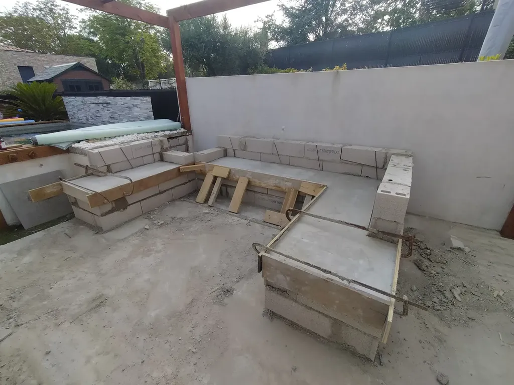Construction d’un salon de jardin extérieur sur mesure avec enduit décoratif et plan de travail à Saint-Bauzille-de-Montmel dans l’Hérault