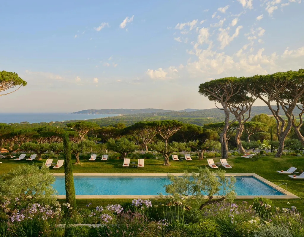 Sol extérieur des Airelles - Hôtel Château de la Messardière à Saint-Tropez en pierre naturelle française pour rénovation haut de gamme