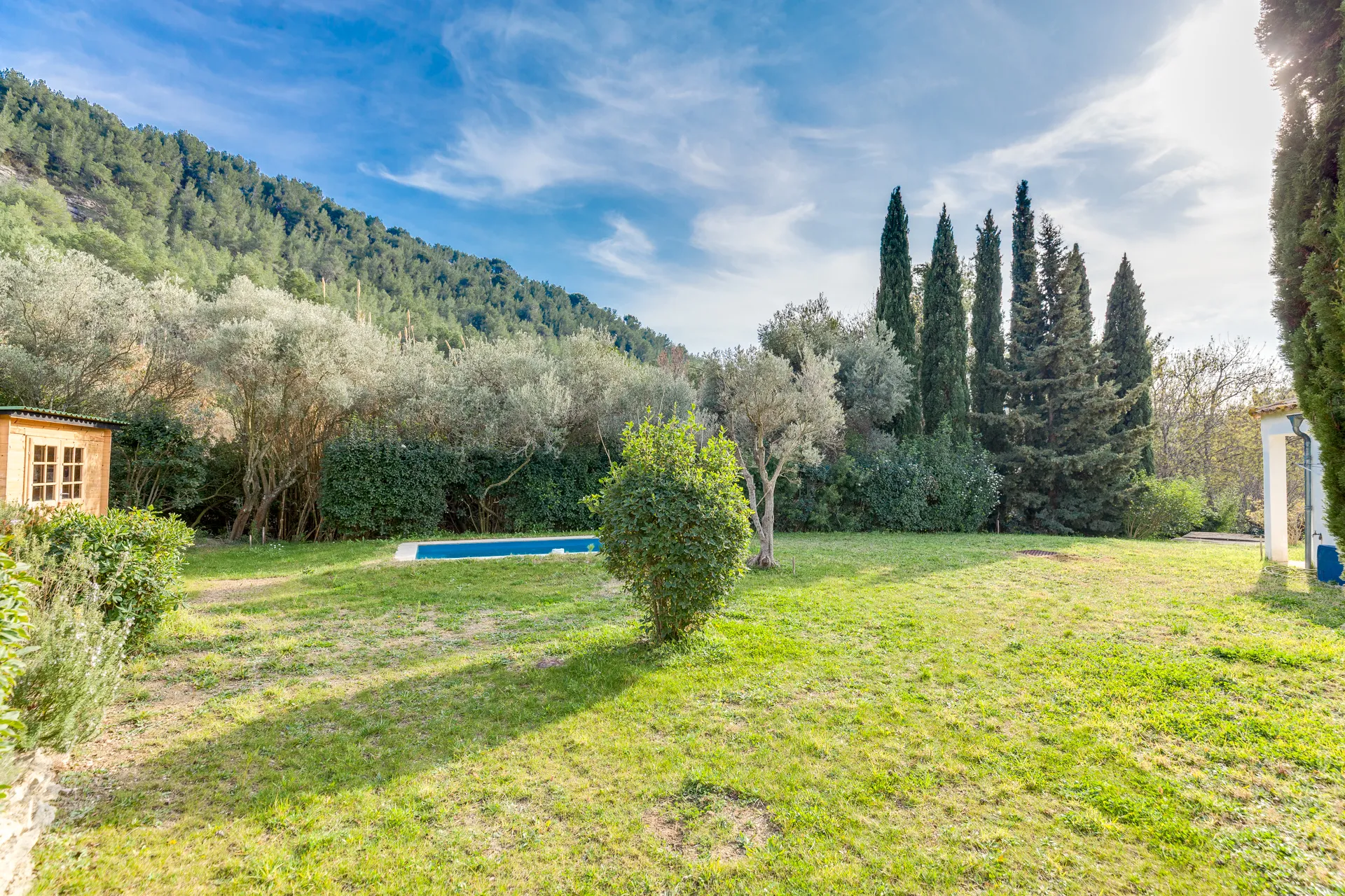 Vente propriété de plain-pied Cassis campagne  avec piscine et large vue dominante sur la Couronne de Charlemagne