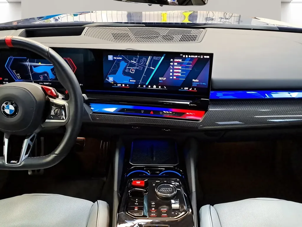 BMW M5 G90 tableau de bord digital iDrive 8 avec écran incurvé et éclairage d’ambiance M