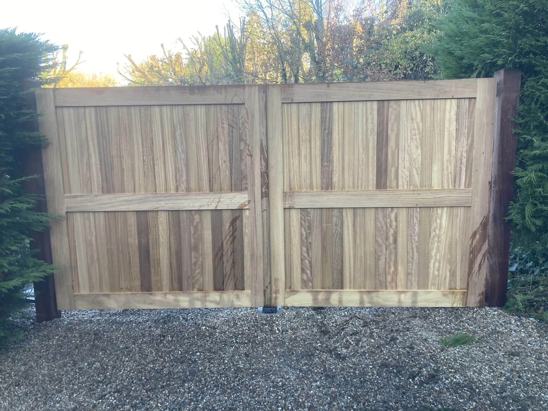 Pose de Portail Motorisé en Bois Noble, Modèle 2 Vantaux Sur-Mesure à Rouen en Seine-Maritime 76 et Barentin