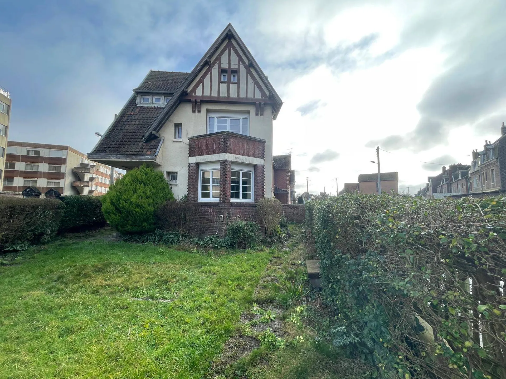 SOUS COMPROMIS Maison de ville, 4 chambres avec jardin et garages, proche gare Dieppe 76