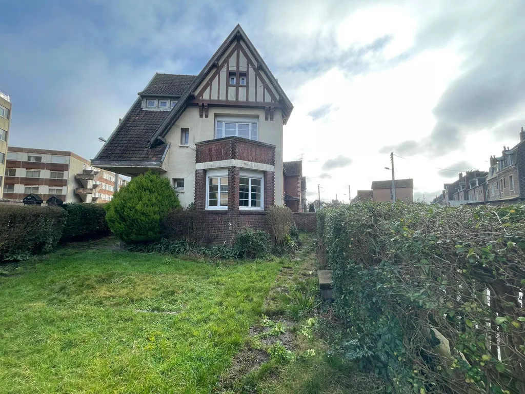 SOUS COMPROMIS Maison de ville, 4 chambres avec jardin et garages, proche gare Dieppe 76