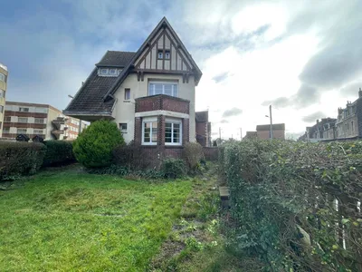 SOUS COMPROMIS Maison de ville, 4 chambres avec jardin et garages, proche gare Dieppe 76