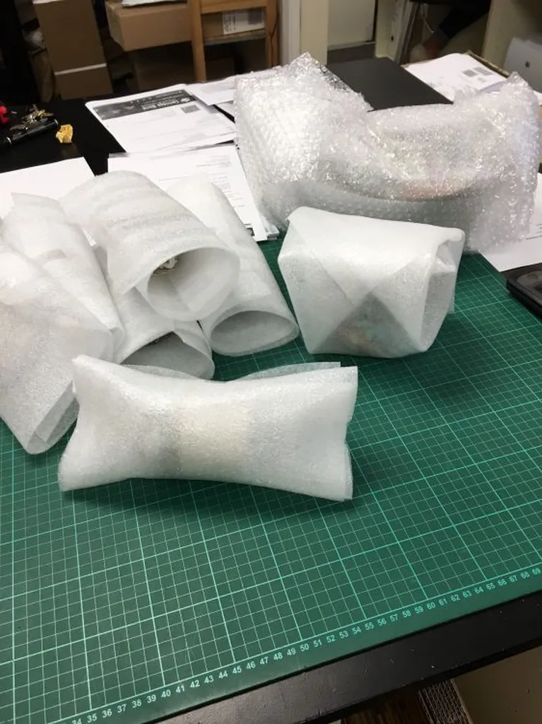 Emballage individuel d'objets achetés aux enchères