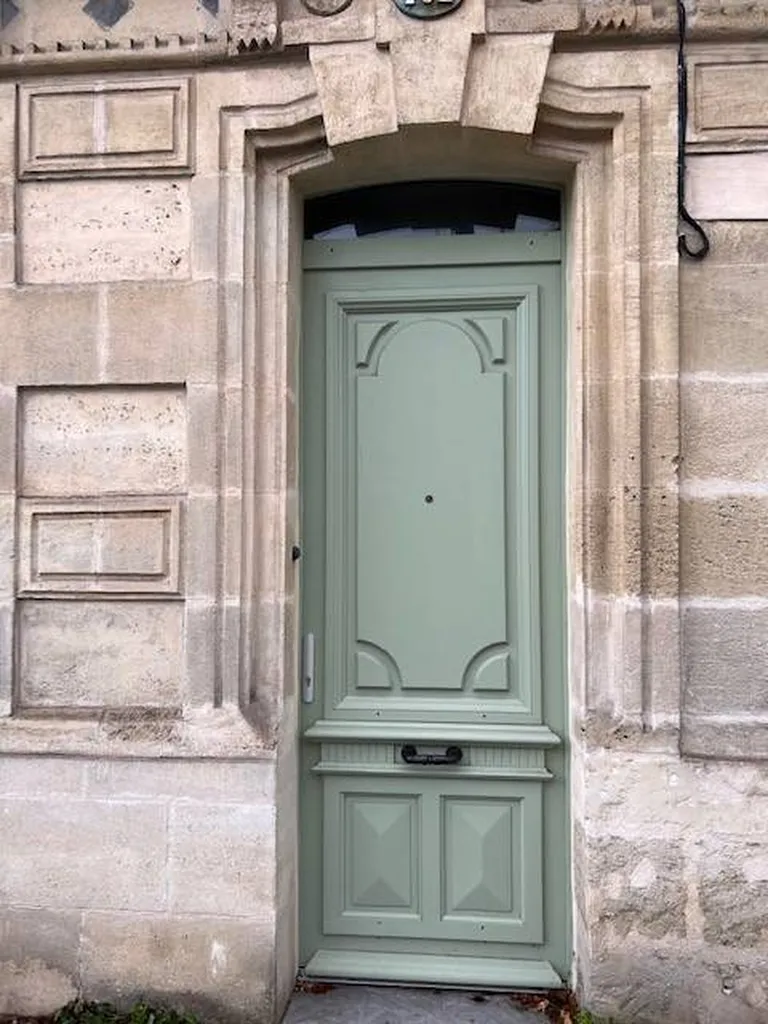 entreprise artisanale, de Menuiseries traditionnelles:Porte d'entrée à Bordeaux Centre