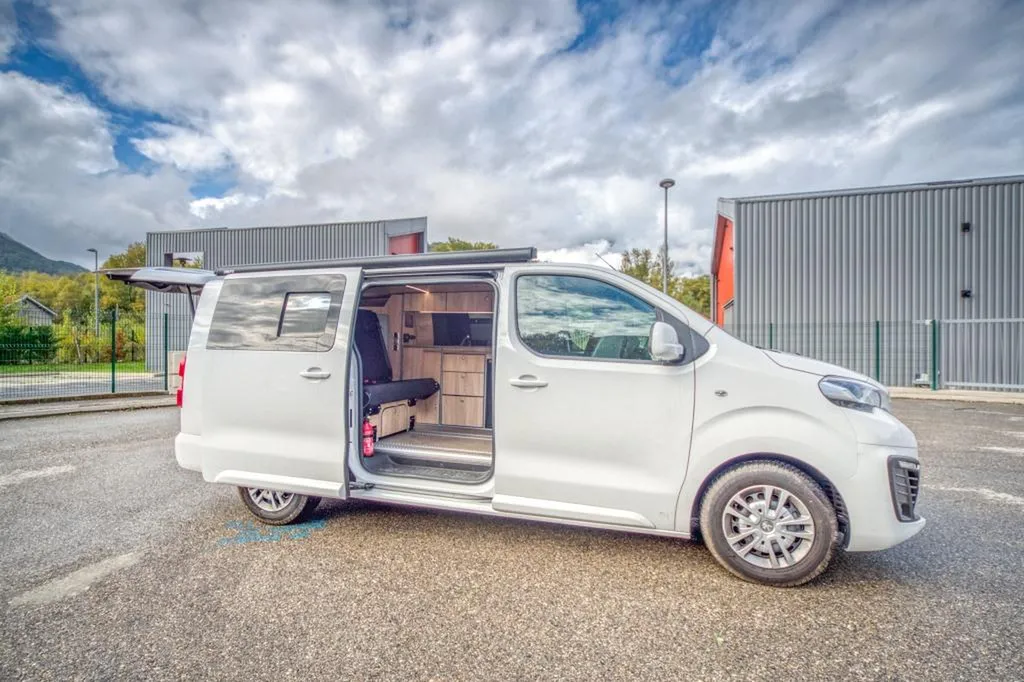 Aménagement intérieur de Van Peugeot Expert XL à Lyon : transformation utilitaire en van sur-mesure dans le Rhône