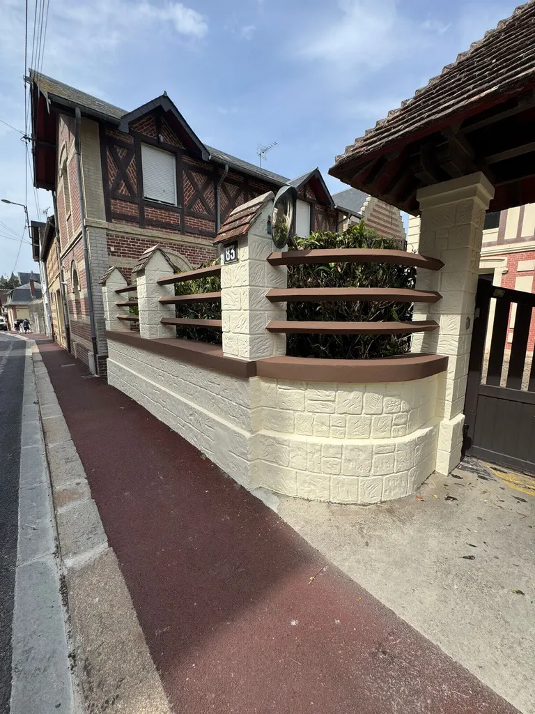 Rafraîchissement d'un muret clôture en ravalement peinture D3 entre Merville-Franceville et Honfleur