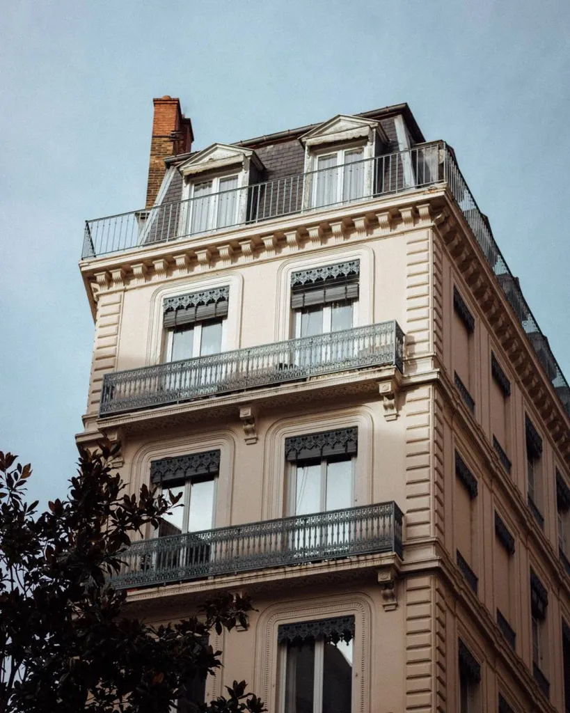 Devis pour l'installation de fenêtres en bois double vitrage à Lyon 2, quartier d'Ainay