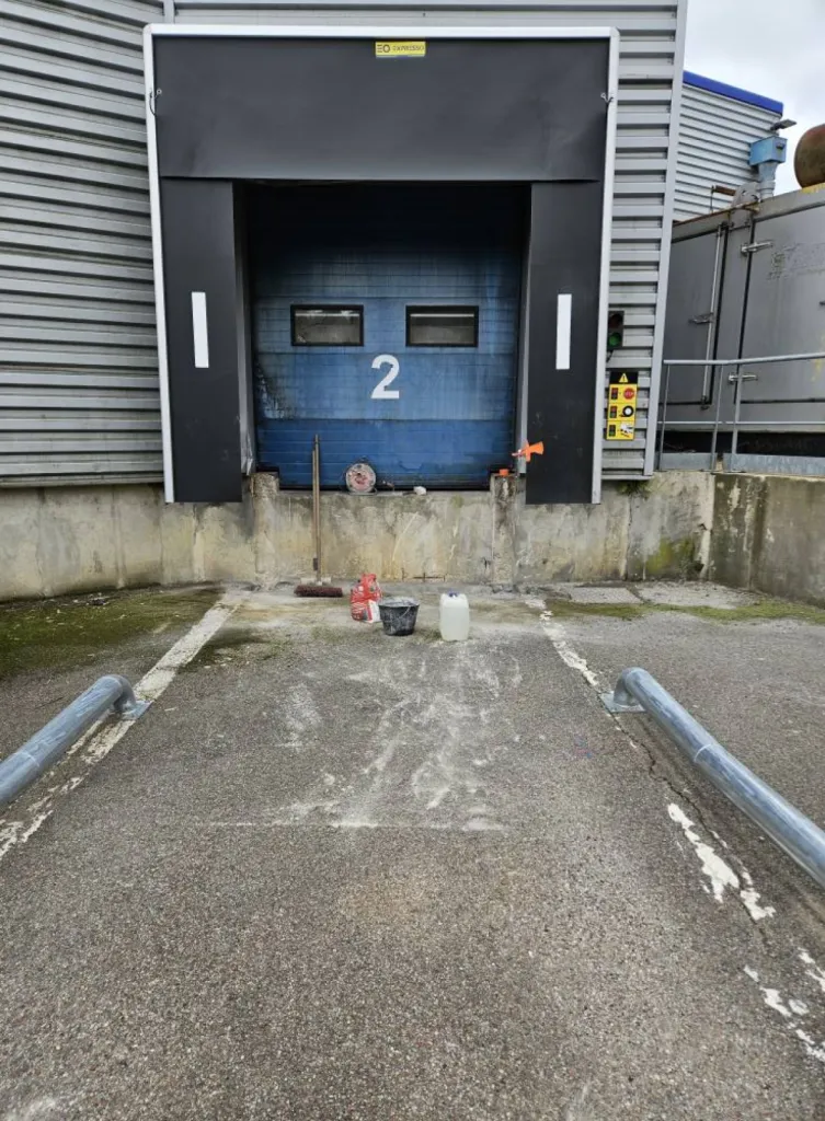 Entreprise de terrassement à Lyon pour démolition de deux poteaux sur le quai de chargement d'un entrepôt industriel à Bron près de Lyon