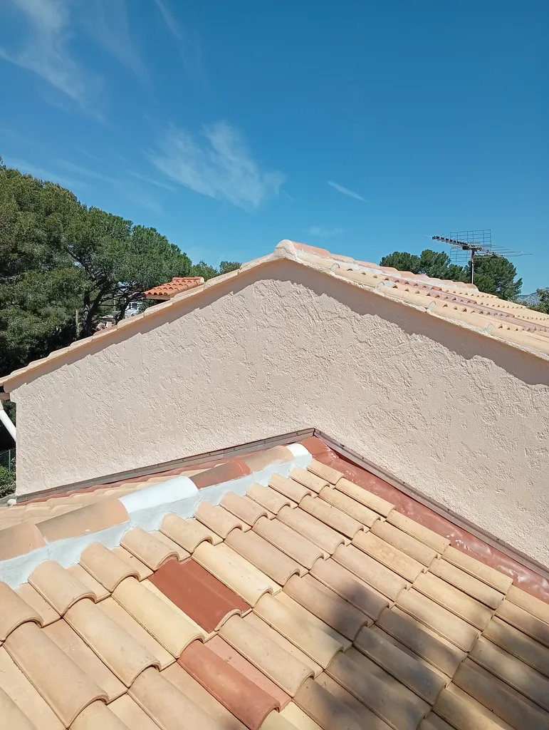 Reprise nettoyage peinture avec fissure d'un pignon chantier Brignoles