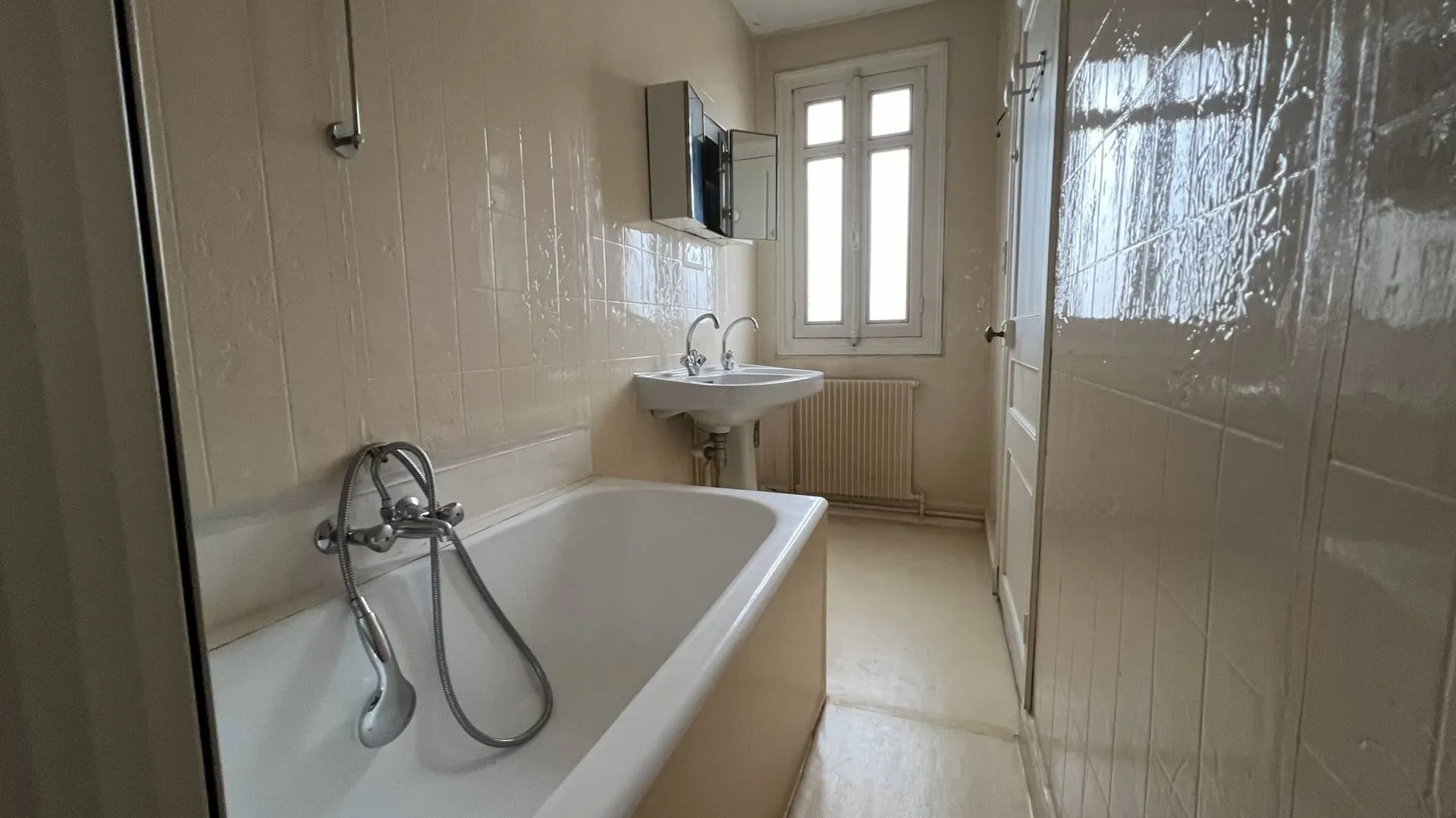 Maison de ville 176m² en briques avec 8 chambres, grenier aménageable et sous-sol, offrant un fort potentiel de transformation en immeuble de 6 lots à Eu 76260.