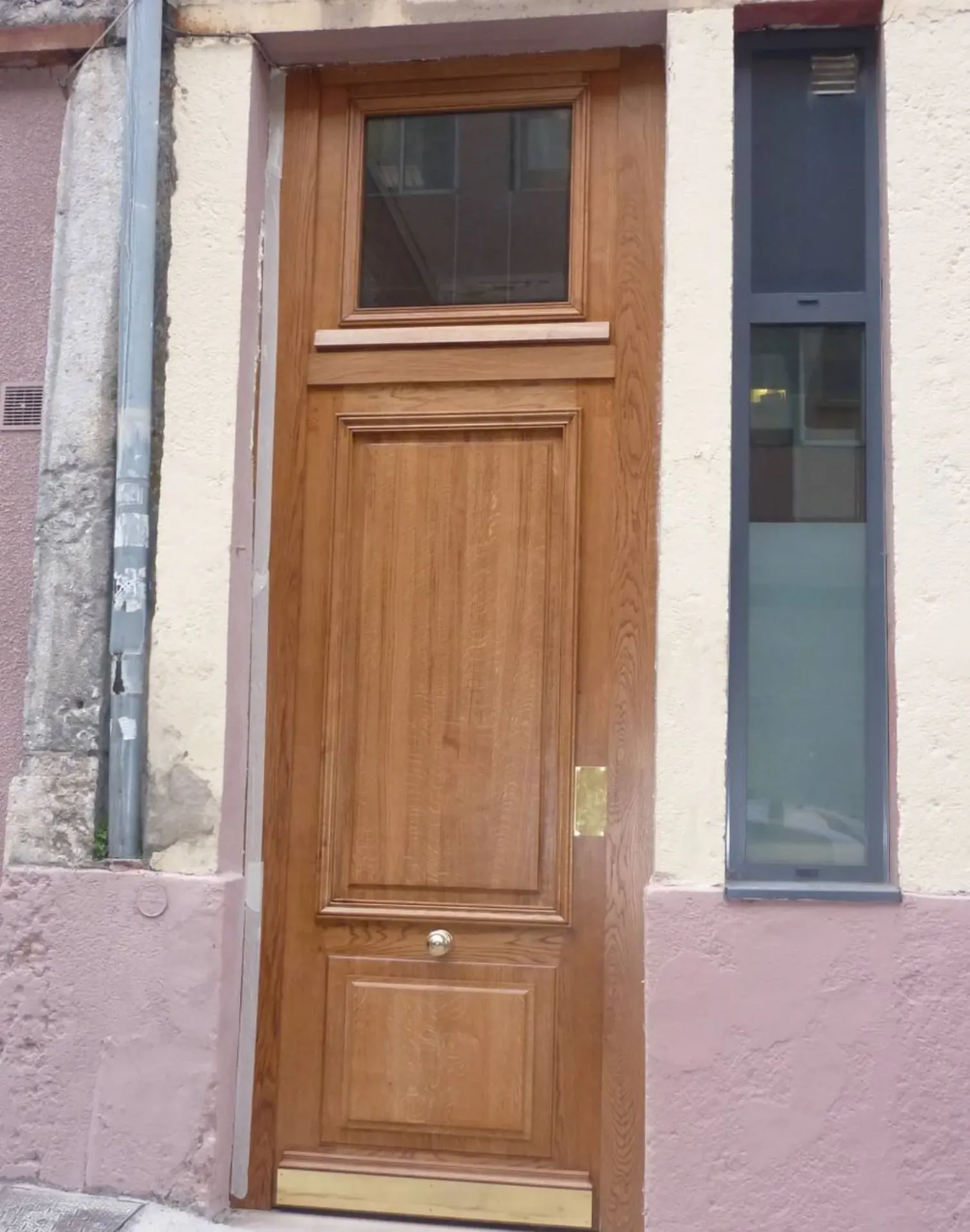 Porte d’entrée d’immeuble en chêne massif avec protection en laiton à Lyon Croix-Rousse pour renforcer la durabilité et la sécurité