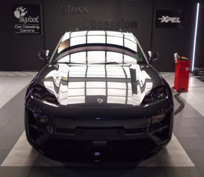 Pose du PPF film de protection sur les rétroviseurs et zones sensibles du Porsche Macan E 2025 pour une protection optimale