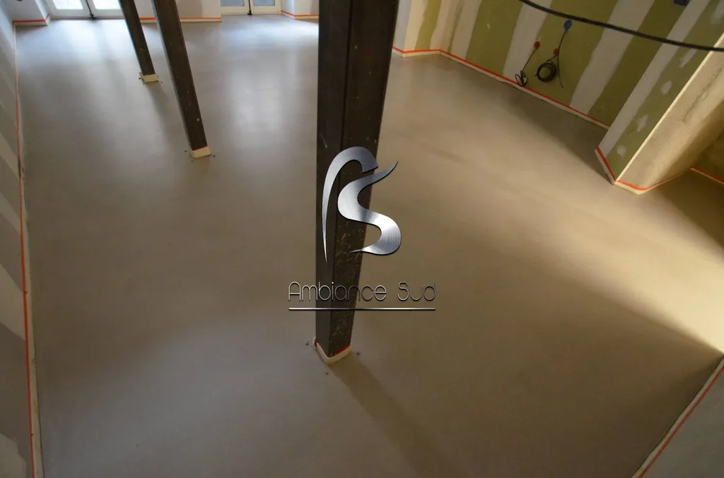 SOL EN BÉTON CIRE COULE DÉCORATIF À MARSEILLE 13