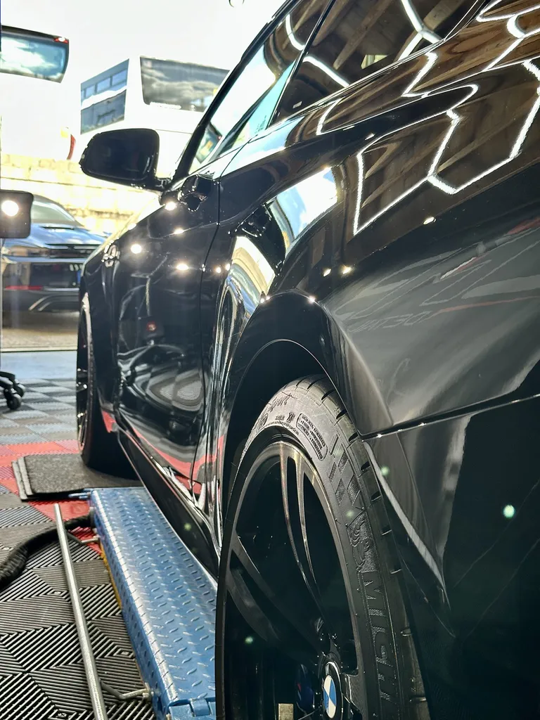 Detailing auto lyon spécialiste du traitement céramique et de la protection carrosserie sur BMW M2 voiture sportive