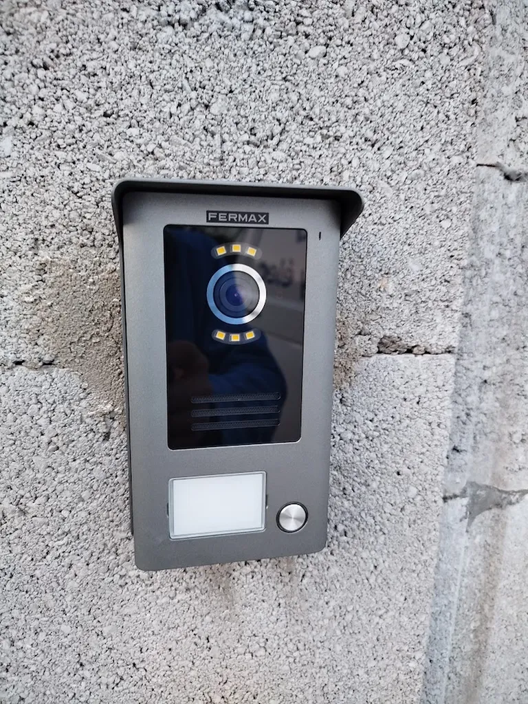 Installation complète d’un kit vidéophone FERMAX WAY FI pour portail et portillon à Saint-Sériès par Infiny Élec