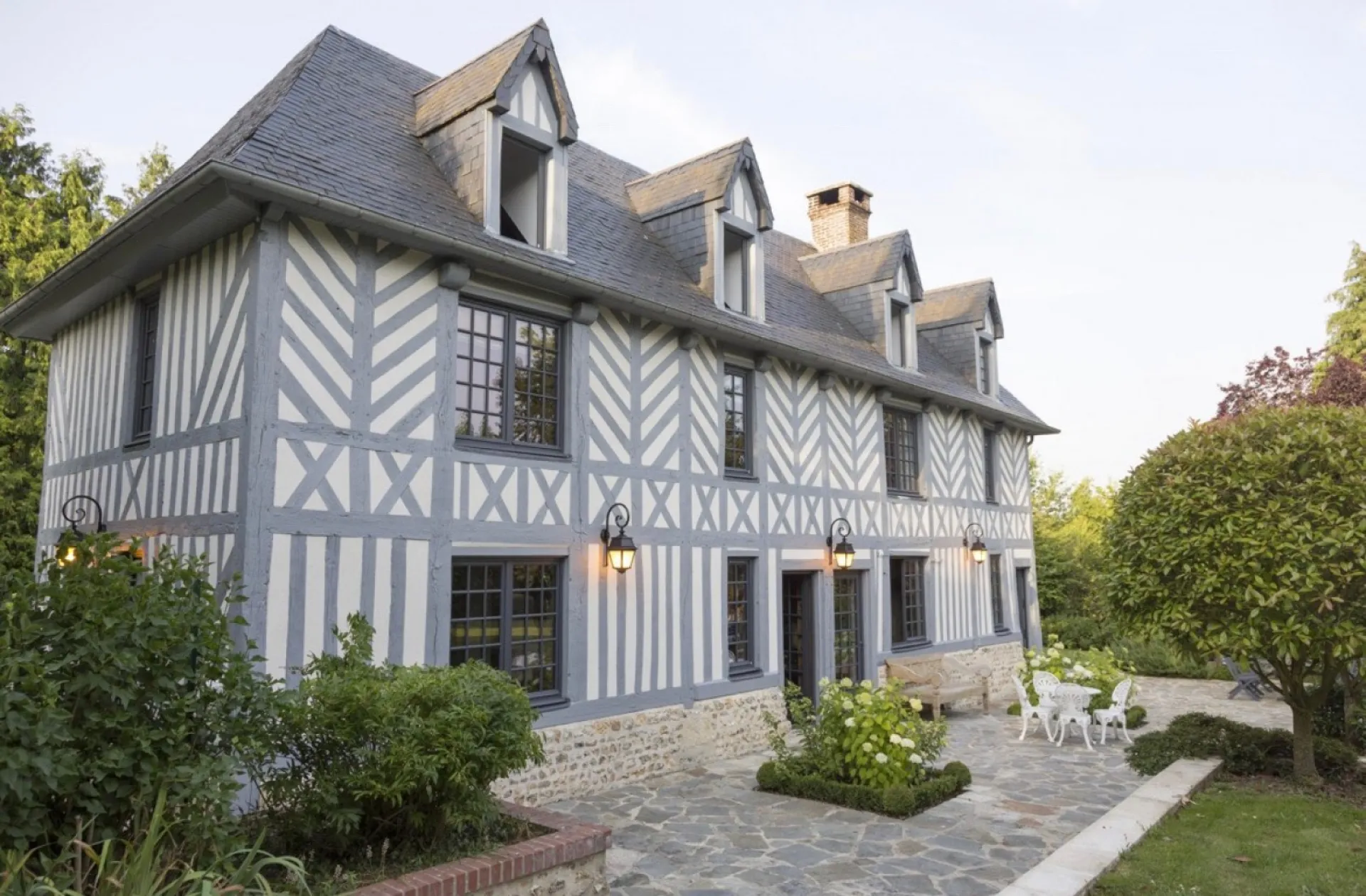 Remplacement de fenêtres par un spécialiste en menuiserie bois proche de Fécamp 76 sur la côte d’Albâtre