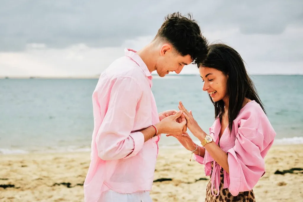 Ayrton et Samia : Une demande en mariage lors d'une séance photo magique, au pied de la Dune du Pyla en Gironde - Les Mariages de Mademoiselle L - Sandra Lexow