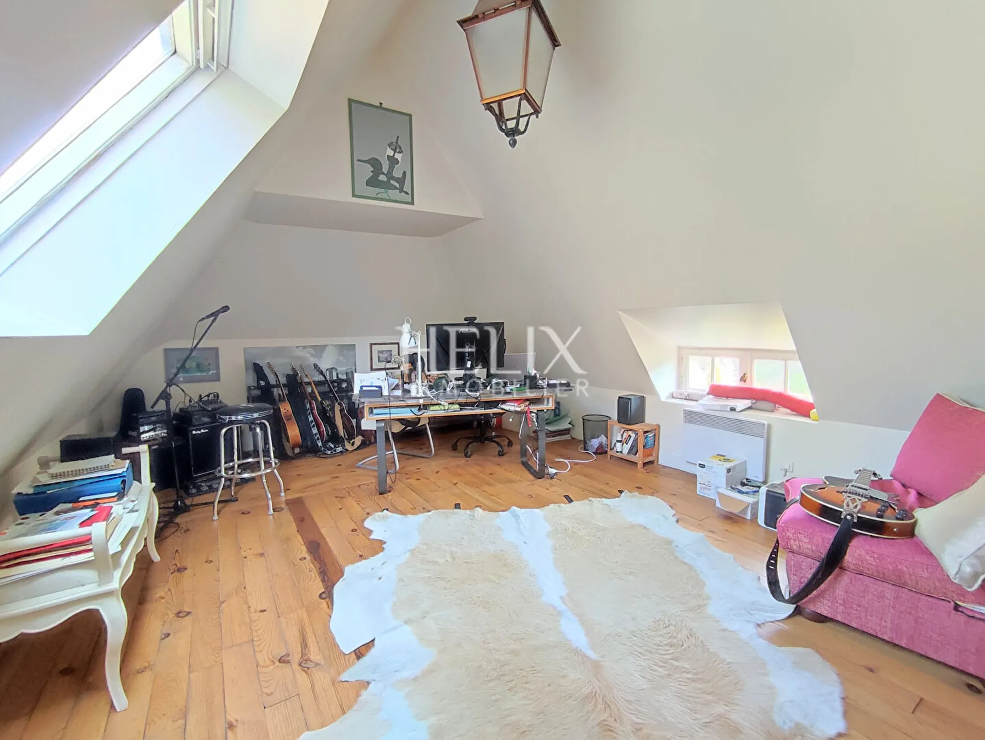 Maison de 231m² à vendre sur Le Mesnil Le Roi: pièce de vie lumineuse, suite parentale, 3 chambres et bureau, garage et jardin proche Saint Germain en Laye