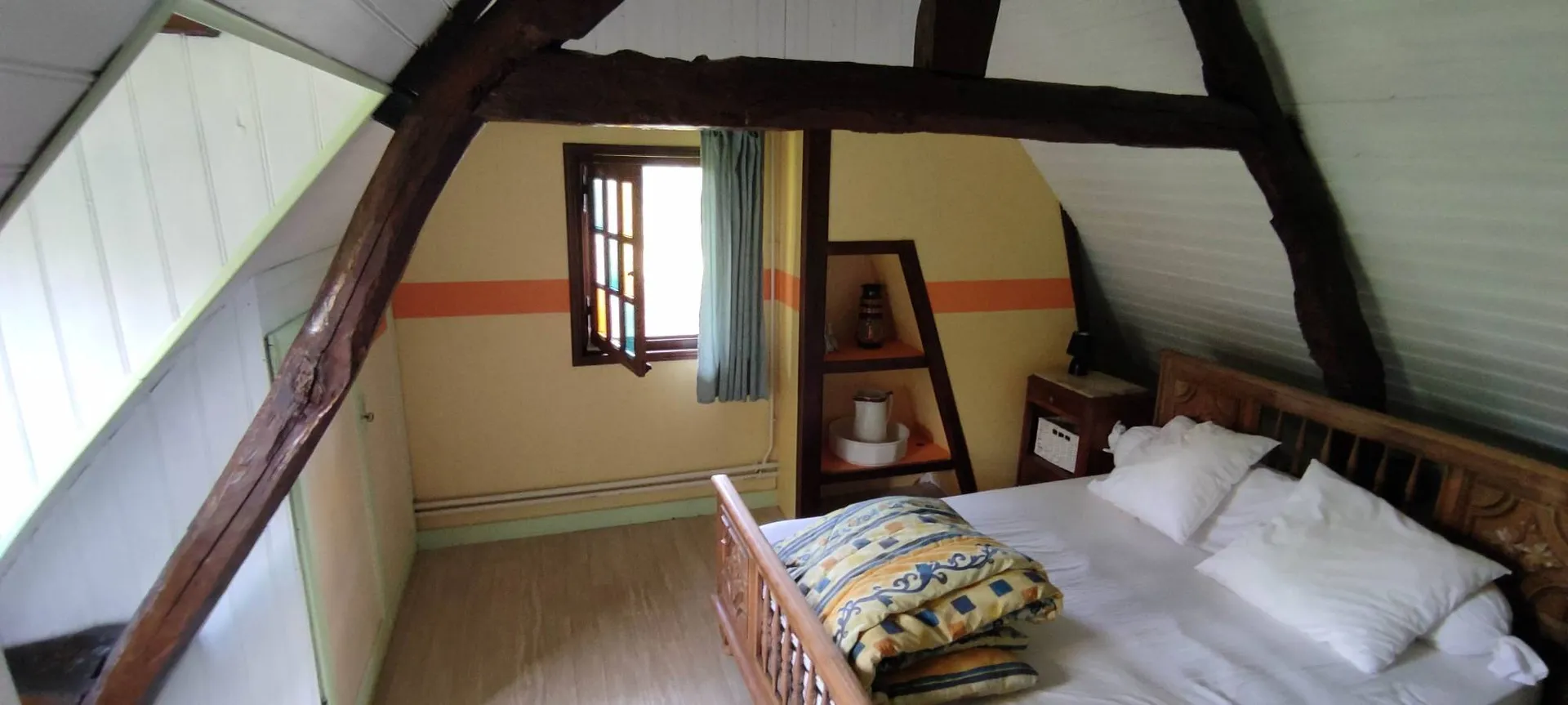 A vendre, propriété normande proche de SAINT-PIERRE-SUR-DIVES (14170), composée de deux maisons et de nombreuses dépendances sur un terrain arboré de plus de 4 000 m². Possibilités : maison familiale, projet de gîte ou résidence secondaire.